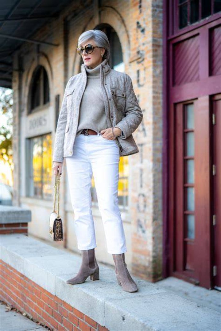 Can I wear white jeans in winter?