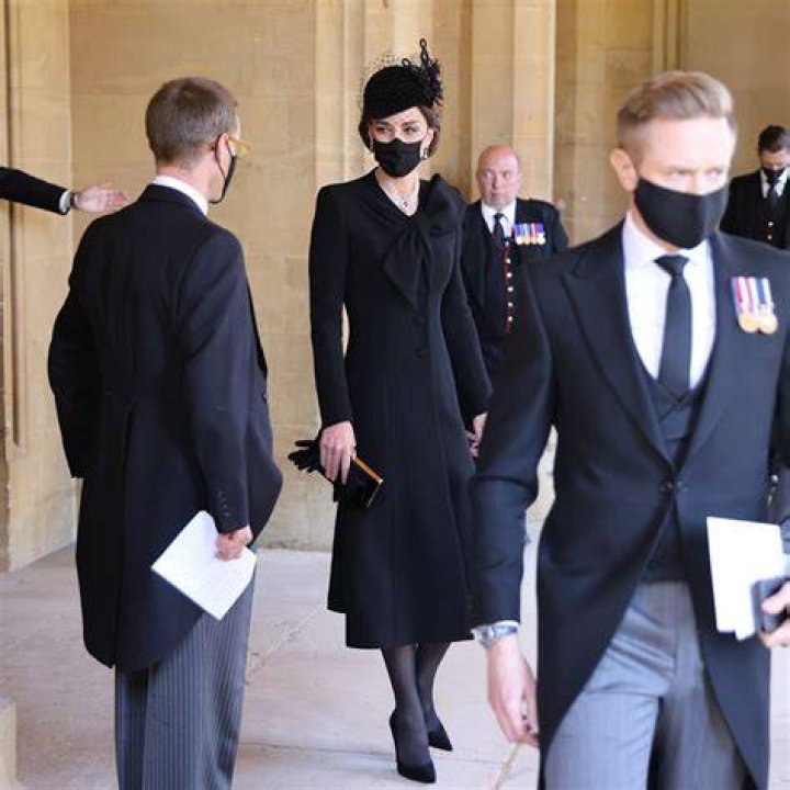 Can you wear a colored tie to a funeral?