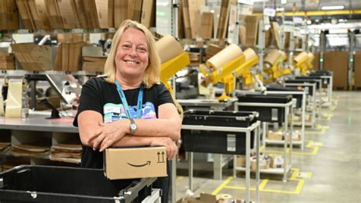 Do Amazon employees get free health insurance?
