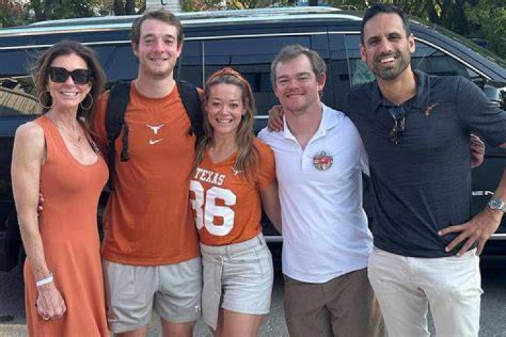 Does Jerry Jones have a daughter?