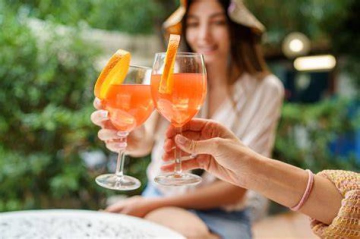 How do girls drink with lipstick?