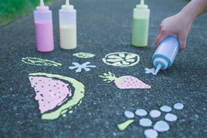 How do you make chalk spray chalk?