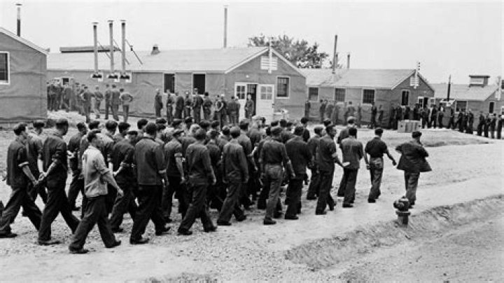 How many Australian POWs died in German camps?