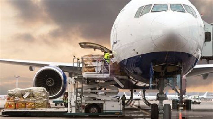 Is the cargo hold pressurized on a plane?