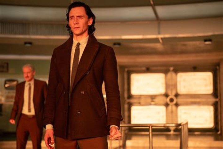 Is Tom Hiddleston rich?