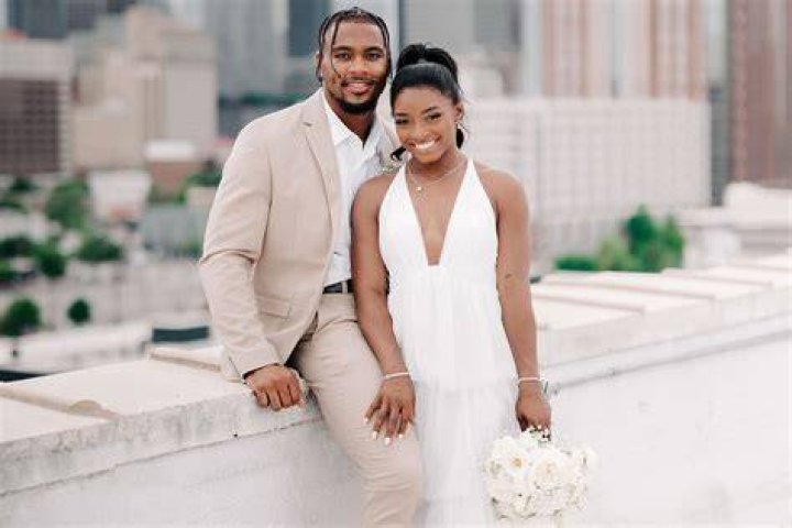 Who is Simone's fiancé?